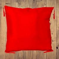 Подушка красная АТЛАС с белым полем и кисточками